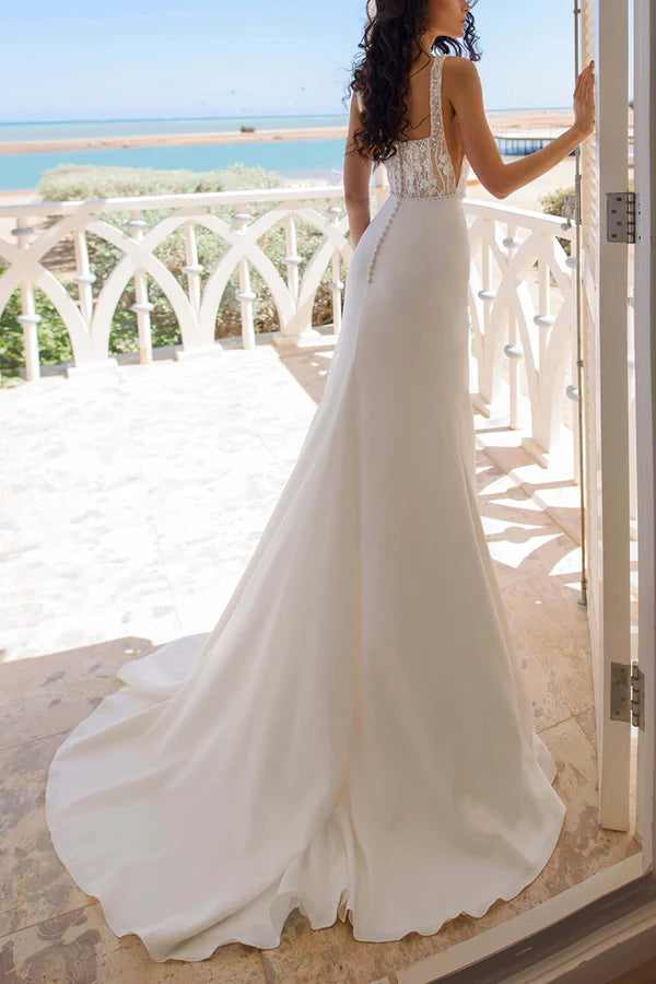 Un esclusivo top quadrato in pizzo con spacchi laterali e abito da sposa in stile bohémien
